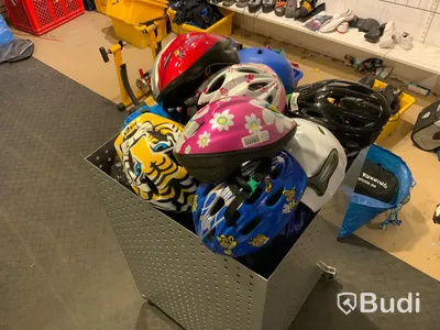 Cykelhjälmar i stupkorg.